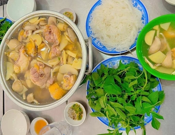 Cách nấu lẩu gà lá é đơn giản, thơm ngon - Ảnh 2. Cách nấu lẩu gà lá é đơn giản, thơm ngon - Ảnh 2.