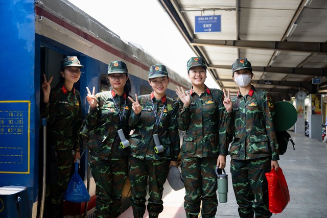 Cảnh tượng đặc biệt tại ga Hà Nội chiều tháng Sáu: Người dân xếp hàng dài chào đón các chiến sĩ chuẩn bị thực hiện nhiệm vụ A80 - Ảnh 19. Cảnh tượng đặc biệt tại ga Hà Nội chiều tháng Sáu: Người dân xếp hàng dài chào đón các chiến sĩ chuẩn bị thực hiện nhiệm vụ A80 - Ảnh 19.