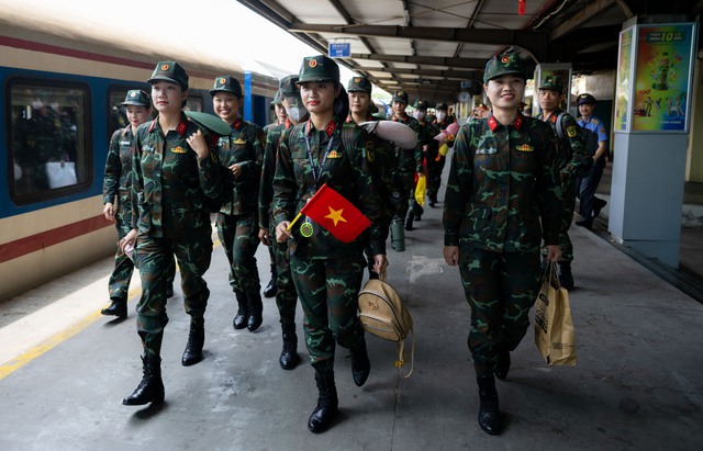 Cảnh tượng đặc biệt tại ga Hà Nội chiều tháng Sáu: Người dân xếp hàng dài chào đón các chiến sĩ chuẩn bị thực hiện nhiệm vụ A80 - Ảnh 21. Cảnh tượng đặc biệt tại ga Hà Nội chiều tháng Sáu: Người dân xếp hàng dài chào đón các chiến sĩ chuẩn bị thực hiện nhiệm vụ A80 - Ảnh 21.
