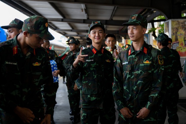 Cảnh tượng đặc biệt tại ga Hà Nội chiều tháng Sáu: Người dân xếp hàng dài chào đón các chiến sĩ chuẩn bị thực hiện nhiệm vụ A80 - Ảnh 15. Cảnh tượng đặc biệt tại ga Hà Nội chiều tháng Sáu: Người dân xếp hàng dài chào đón các chiến sĩ chuẩn bị thực hiện nhiệm vụ A80 - Ảnh 15.