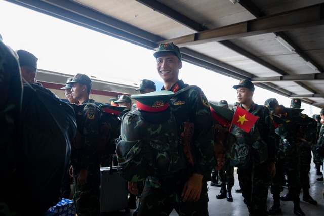 Cảnh tượng đặc biệt tại ga Hà Nội chiều tháng Sáu: Người dân xếp hàng dài chào đón các chiến sĩ chuẩn bị thực hiện nhiệm vụ A80 - Ảnh 14. Cảnh tượng đặc biệt tại ga Hà Nội chiều tháng Sáu: Người dân xếp hàng dài chào đón các chiến sĩ chuẩn bị thực hiện nhiệm vụ A80 - Ảnh 14.