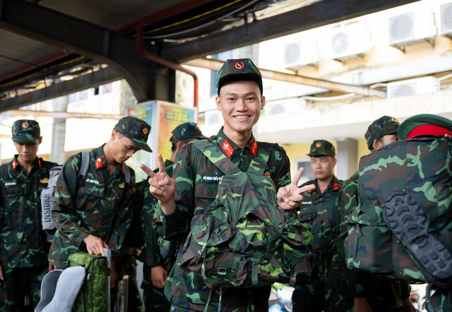 Cảnh tượng đặc biệt tại ga Hà Nội chiều tháng Sáu: Người dân xếp hàng dài chào đón các chiến sĩ chuẩn bị thực hiện nhiệm vụ A80 - Ảnh 11. Cảnh tượng đặc biệt tại ga Hà Nội chiều tháng Sáu: Người dân xếp hàng dài chào đón các chiến sĩ chuẩn bị thực hiện nhiệm vụ A80 - Ảnh 11.