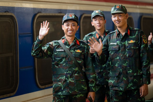 Cảnh tượng đặc biệt tại ga Hà Nội chiều tháng Sáu: Người dân xếp hàng dài chào đón các chiến sĩ chuẩn bị thực hiện nhiệm vụ A80 - Ảnh 12. Cảnh tượng đặc biệt tại ga Hà Nội chiều tháng Sáu: Người dân xếp hàng dài chào đón các chiến sĩ chuẩn bị thực hiện nhiệm vụ A80 - Ảnh 12.