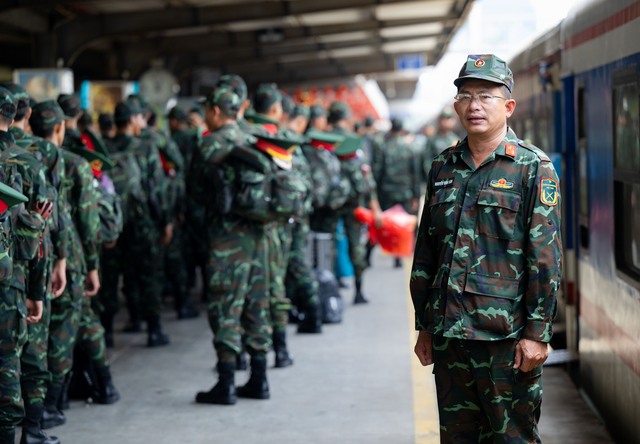 Cảnh tượng đặc biệt tại ga Hà Nội chiều tháng Sáu: Người dân xếp hàng dài chào đón các chiến sĩ chuẩn bị thực hiện nhiệm vụ A80 - Ảnh 10. Cảnh tượng đặc biệt tại ga Hà Nội chiều tháng Sáu: Người dân xếp hàng dài chào đón các chiến sĩ chuẩn bị thực hiện nhiệm vụ A80 - Ảnh 10.