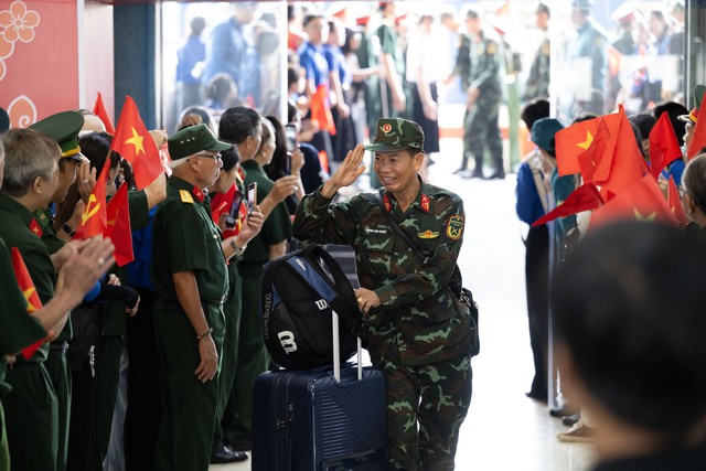 Cảnh tượng đặc biệt tại ga Hà Nội chiều tháng Sáu: Người dân xếp hàng dài chào đón các chiến sĩ chuẩn bị thực hiện nhiệm vụ A80 - Ảnh 8. Cảnh tượng đặc biệt tại ga Hà Nội chiều tháng Sáu: Người dân xếp hàng dài chào đón các chiến sĩ chuẩn bị thực hiện nhiệm vụ A80 - Ảnh 8.