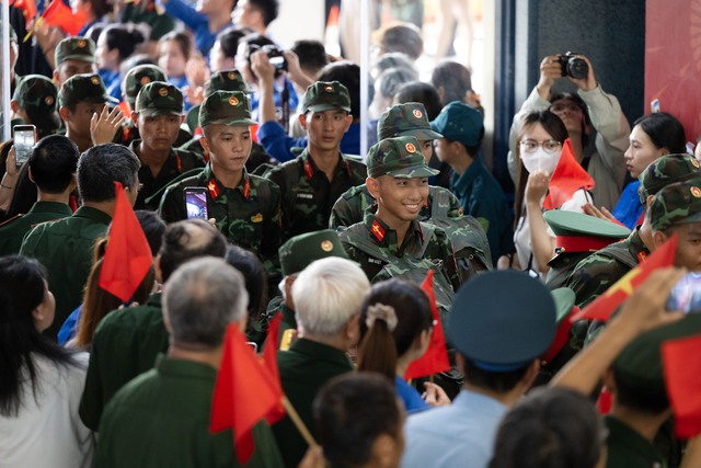 Cảnh tượng đặc biệt tại ga Hà Nội chiều tháng Sáu: Người dân xếp hàng dài chào đón các chiến sĩ chuẩn bị thực hiện nhiệm vụ A80 - Ảnh 9. Cảnh tượng đặc biệt tại ga Hà Nội chiều tháng Sáu: Người dân xếp hàng dài chào đón các chiến sĩ chuẩn bị thực hiện nhiệm vụ A80 - Ảnh 9.