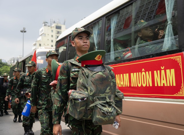 Cảnh tượng đặc biệt tại ga Hà Nội chiều tháng Sáu: Người dân xếp hàng dài chào đón các chiến sĩ chuẩn bị thực hiện nhiệm vụ A80 - Ảnh 22. Cảnh tượng đặc biệt tại ga Hà Nội chiều tháng Sáu: Người dân xếp hàng dài chào đón các chiến sĩ chuẩn bị thực hiện nhiệm vụ A80 - Ảnh 22.