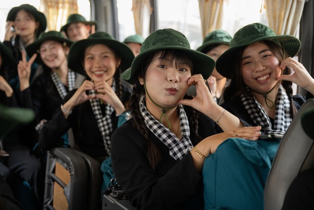 Cảnh tượng đặc biệt tại ga Hà Nội chiều tháng Sáu: Người dân xếp hàng dài chào đón các chiến sĩ chuẩn bị thực hiện nhiệm vụ A80 - Ảnh 23. Cảnh tượng đặc biệt tại ga Hà Nội chiều tháng Sáu: Người dân xếp hàng dài chào đón các chiến sĩ chuẩn bị thực hiện nhiệm vụ A80 - Ảnh 23.