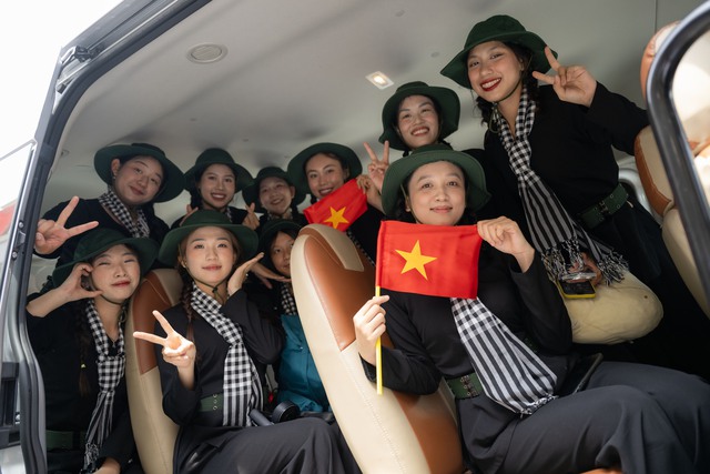 Cảnh tượng đặc biệt tại ga Hà Nội chiều tháng Sáu: Người dân xếp hàng dài chào đón các chiến sĩ chuẩn bị thực hiện nhiệm vụ A80 - Ảnh 24. Cảnh tượng đặc biệt tại ga Hà Nội chiều tháng Sáu: Người dân xếp hàng dài chào đón các chiến sĩ chuẩn bị thực hiện nhiệm vụ A80 - Ảnh 24.