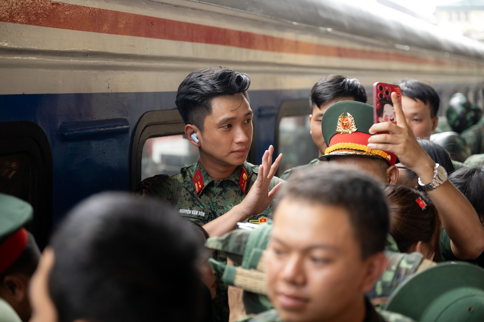Cảnh tượng đặc biệt tại ga Hà Nội chiều tháng Sáu: Người dân xếp hàng dài chào đón các chiến sĩ chuẩn bị thực hiện nhiệm vụ A80 - Ảnh 16. Cảnh tượng đặc biệt tại ga Hà Nội chiều tháng Sáu: Người dân xếp hàng dài chào đón các chiến sĩ chuẩn bị thực hiện nhiệm vụ A80 - Ảnh 16.