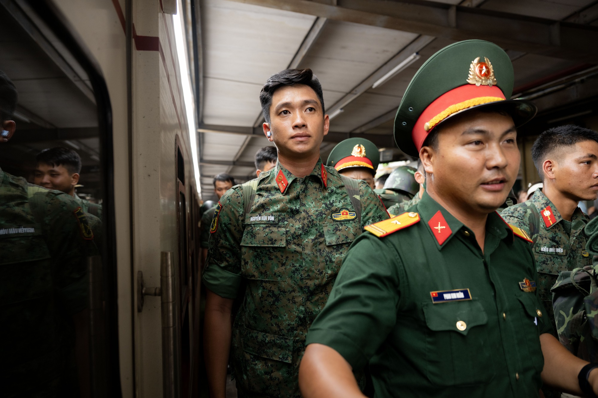 Cảnh tượng đặc biệt tại ga Hà Nội chiều tháng Sáu: Người dân xếp hàng dài chào đón các chiến sĩ chuẩn bị thực hiện nhiệm vụ A80 - Ảnh 17. Cảnh tượng đặc biệt tại ga Hà Nội chiều tháng Sáu: Người dân xếp hàng dài chào đón các chiến sĩ chuẩn bị thực hiện nhiệm vụ A80 - Ảnh 17.