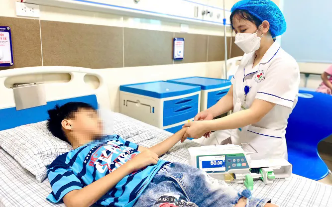 Bé trai sốc nhiệt do vào phòng lạnh sau khi chơi ngoài trời - Ảnh 1. Bé trai sốc nhiệt do vào phòng lạnh sau khi chơi ngoài trời - Ảnh 1.