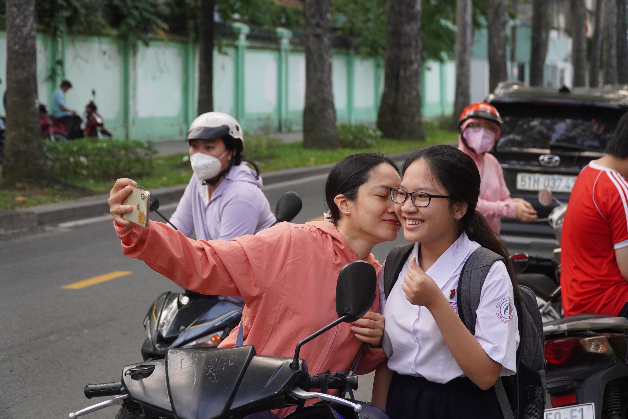 Những khoảnh khắc xúc động tại kỳ thi tuyển sinh lớp 10 - Ảnh 5.