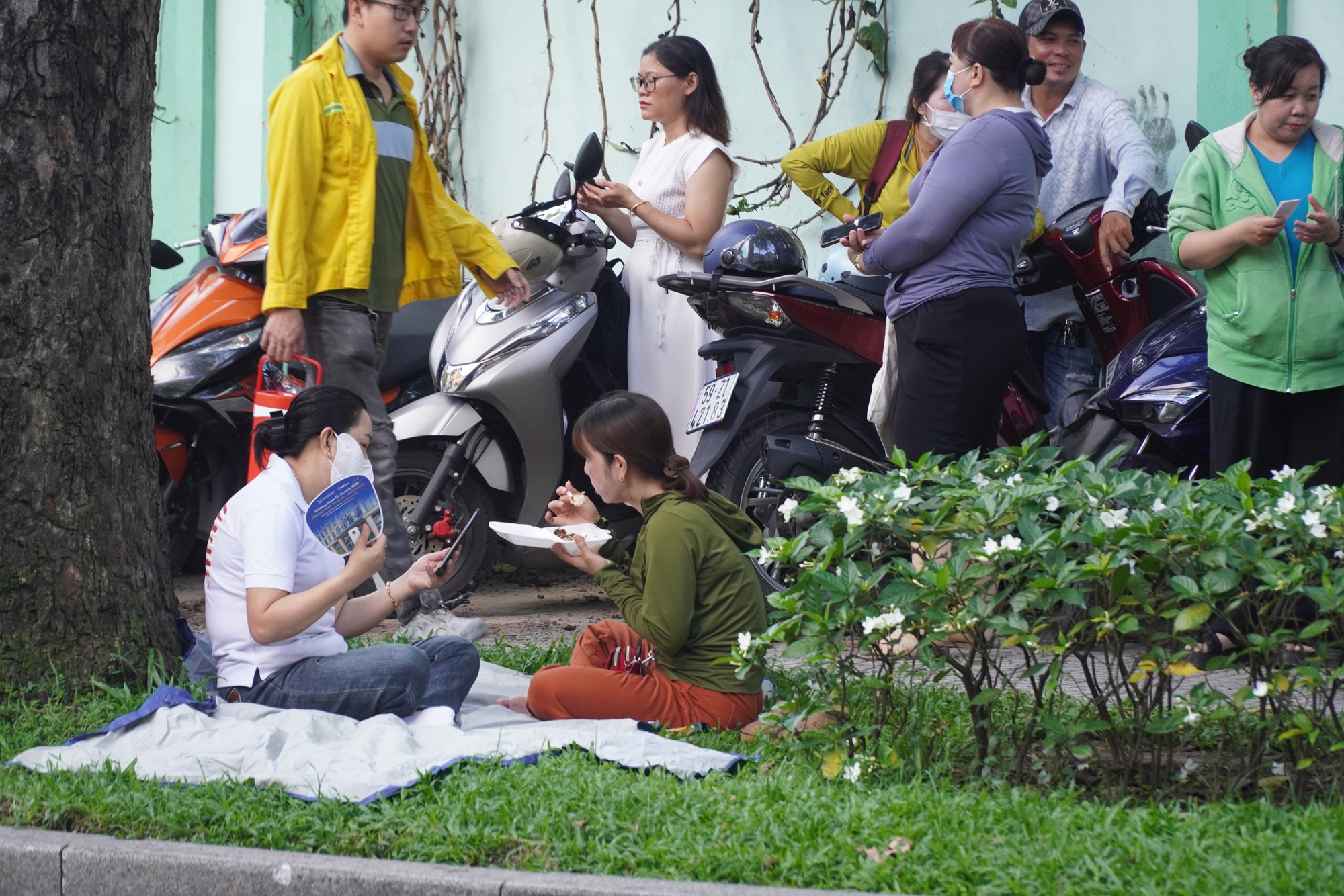 Những khoảnh khắc xúc động tại kỳ thi tuyển sinh lớp 10 - Ảnh 8. Những khoảnh khắc xúc động tại kỳ thi tuyển sinh lớp 10 - Ảnh 9.