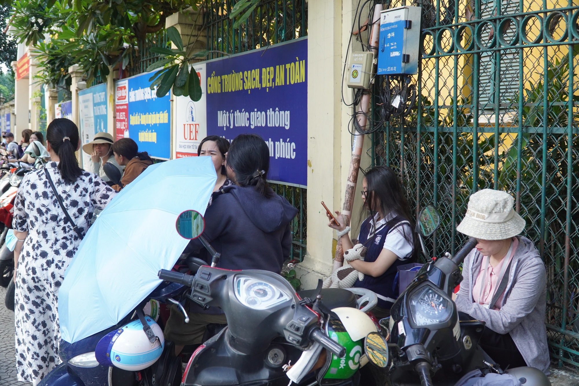 Những khoảnh khắc xúc động tại kỳ thi tuyển sinh lớp 10 - Ảnh 10. Những khoảnh khắc xúc động tại kỳ thi tuyển sinh lớp 10 - Ảnh 11.