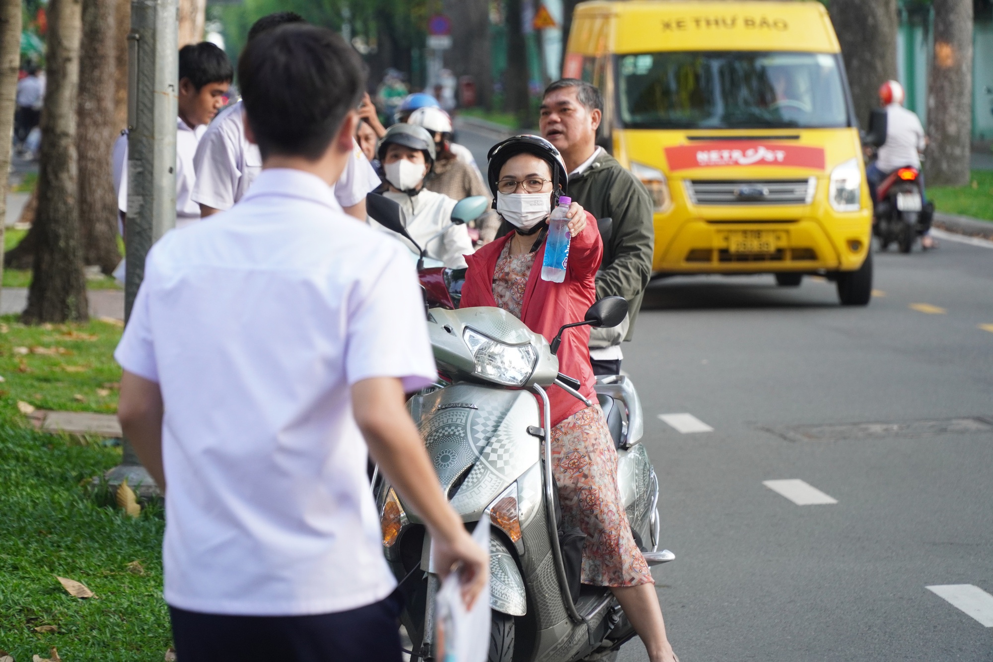 Những khoảnh khắc xúc động tại kỳ thi tuyển sinh lớp 10 - Ảnh 7. Những khoảnh khắc xúc động tại kỳ thi tuyển sinh lớp 10 - Ảnh 8.