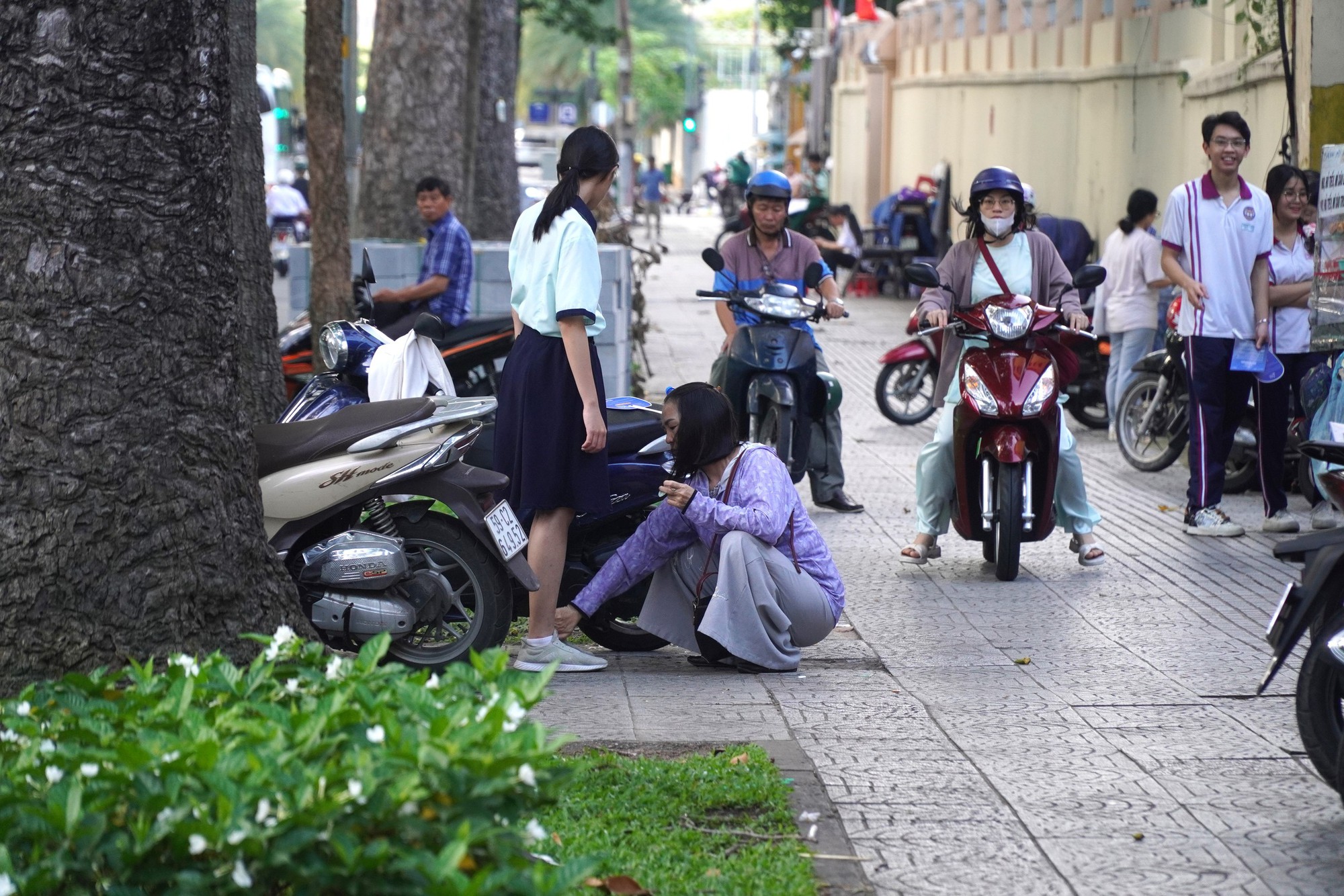 Những khoảnh khắc xúc động tại kỳ thi tuyển sinh lớp 10 - Ảnh 6. Những khoảnh khắc xúc động tại kỳ thi tuyển sinh lớp 10 - Ảnh 7.