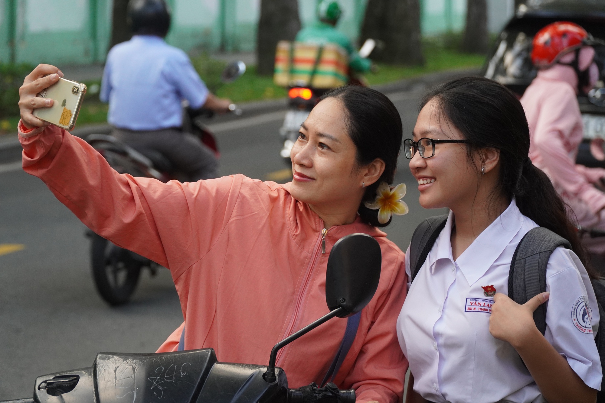 Những khoảnh khắc xúc động tại kỳ thi tuyển sinh lớp 10 - Ảnh 3. Những khoảnh khắc xúc động tại kỳ thi tuyển sinh lớp 10 - Ảnh 3.