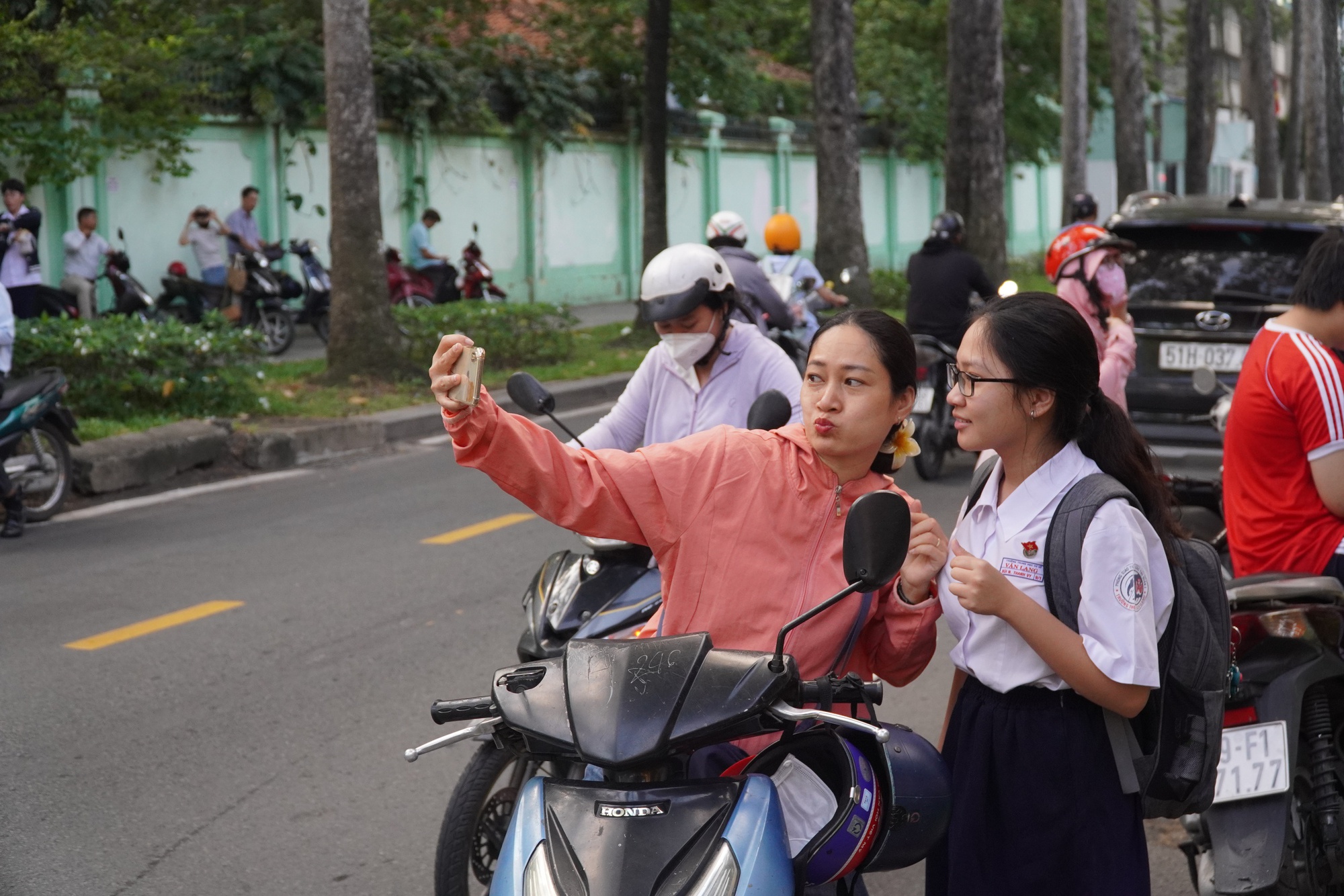 Những khoảnh khắc xúc động tại kỳ thi tuyển sinh lớp 10 - Ảnh 4.