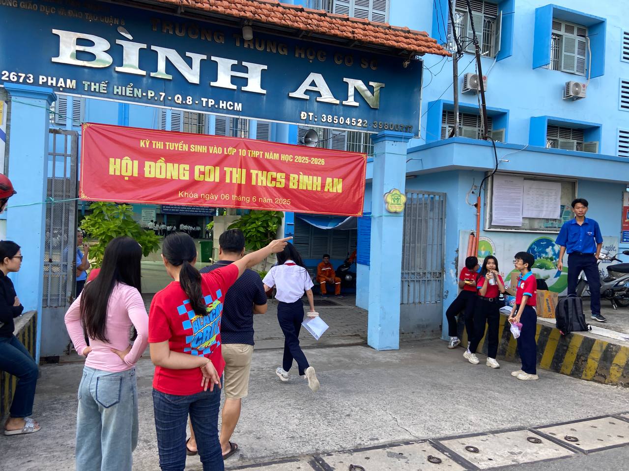 CẬP NHẬT: Thí sinh làm bài thi môn Văn, phụ huynh tranh thủ chợp mắt trên xe máy chờ con- Ảnh 10. CẬP NHẬT: Thí sinh làm bài thi môn Văn, phụ huynh tranh thủ chợp mắt trên xe máy chờ con- Ảnh 10.