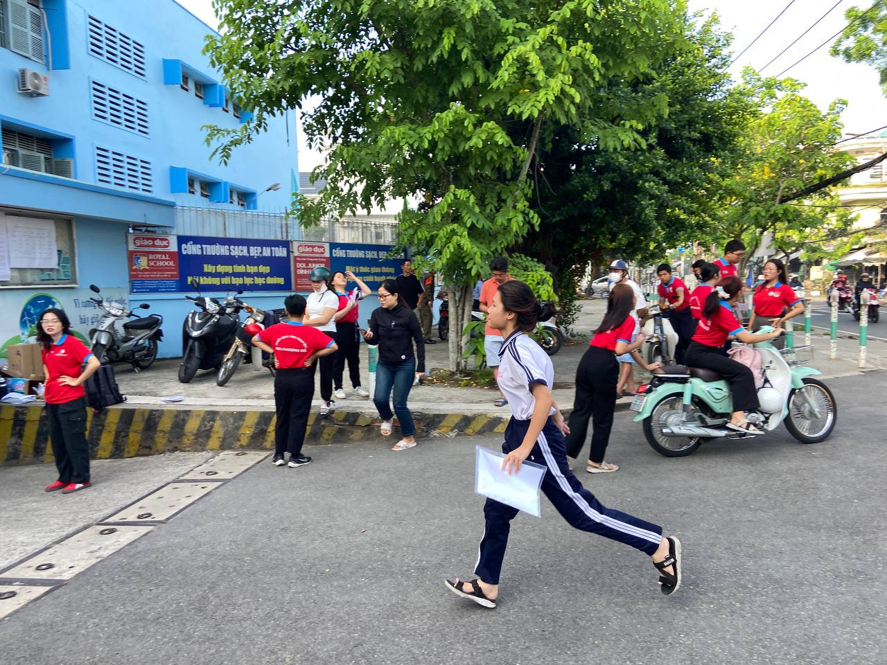 CẬP NHẬT: Thí sinh làm bài thi môn Văn, phụ huynh tranh thủ chợp mắt trên xe máy chờ con- Ảnh 11. CẬP NHẬT: Thí sinh làm bài thi môn Văn, phụ huynh tranh thủ chợp mắt trên xe máy chờ con- Ảnh 11.