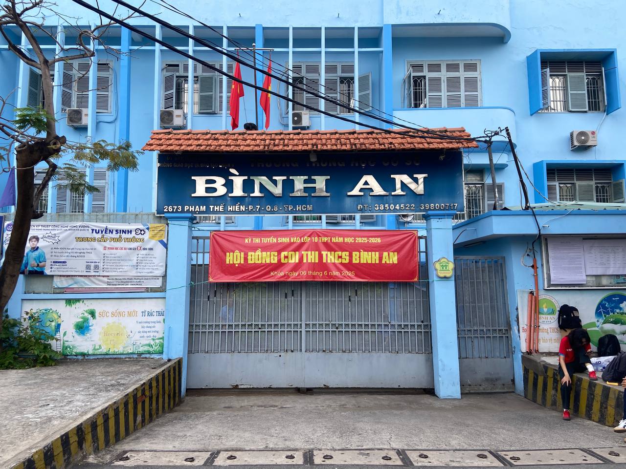 CẬP NHẬT: Thí sinh làm bài thi môn Văn, phụ huynh tranh thủ chợp mắt trên xe máy chờ con- Ảnh 8. CẬP NHẬT: Thí sinh làm bài thi môn Văn, phụ huynh tranh thủ chợp mắt trên xe máy chờ con- Ảnh 8.