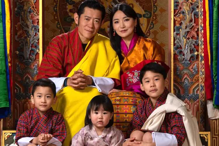 "Hoàng hậu đẹp nhất châu Á" kỷ niệm sinh nhật 35 tuổi bằng 1 bức ảnh, hé lộ cuộc sống hoàng gia Bhutan bí ẩn - Ảnh 1. "Hoàng hậu đẹp nhất châu Á" kỷ niệm sinh nhật 35 tuổi bằng 1 bức ảnh, hé lộ cuộc sống hoàng gia Bhutan bí ẩn - Ảnh 1.