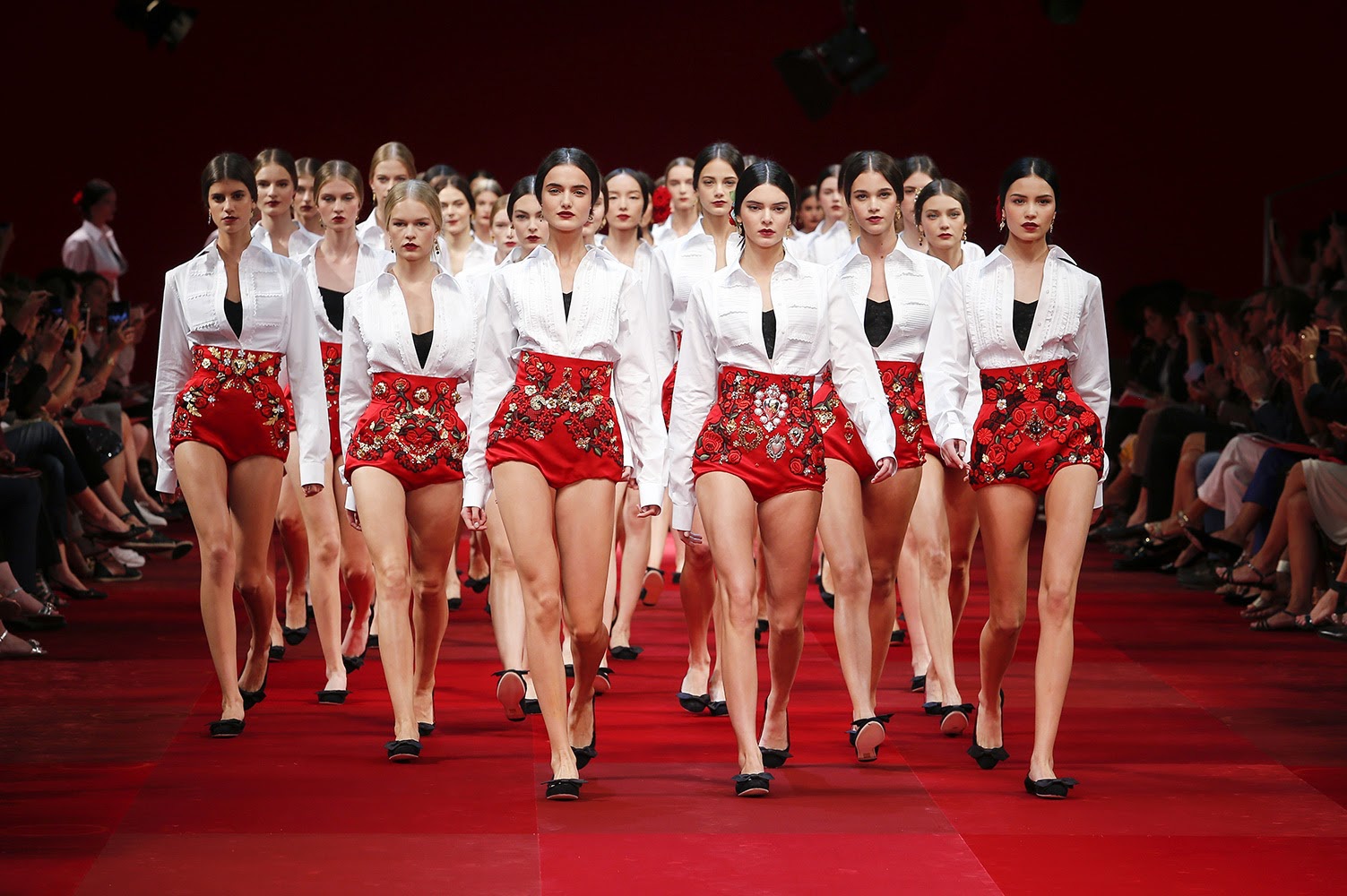 SNSD và Red Velvet từng diện đồ nhái, nhưng cách hành xử của stylist lại trái ngược hoàn toàn - Ảnh 3. SNSD và Red Velvet từng diện đồ nhái, nhưng cách hành xử của stylist lại trái ngược hoàn toàn - Ảnh 3.