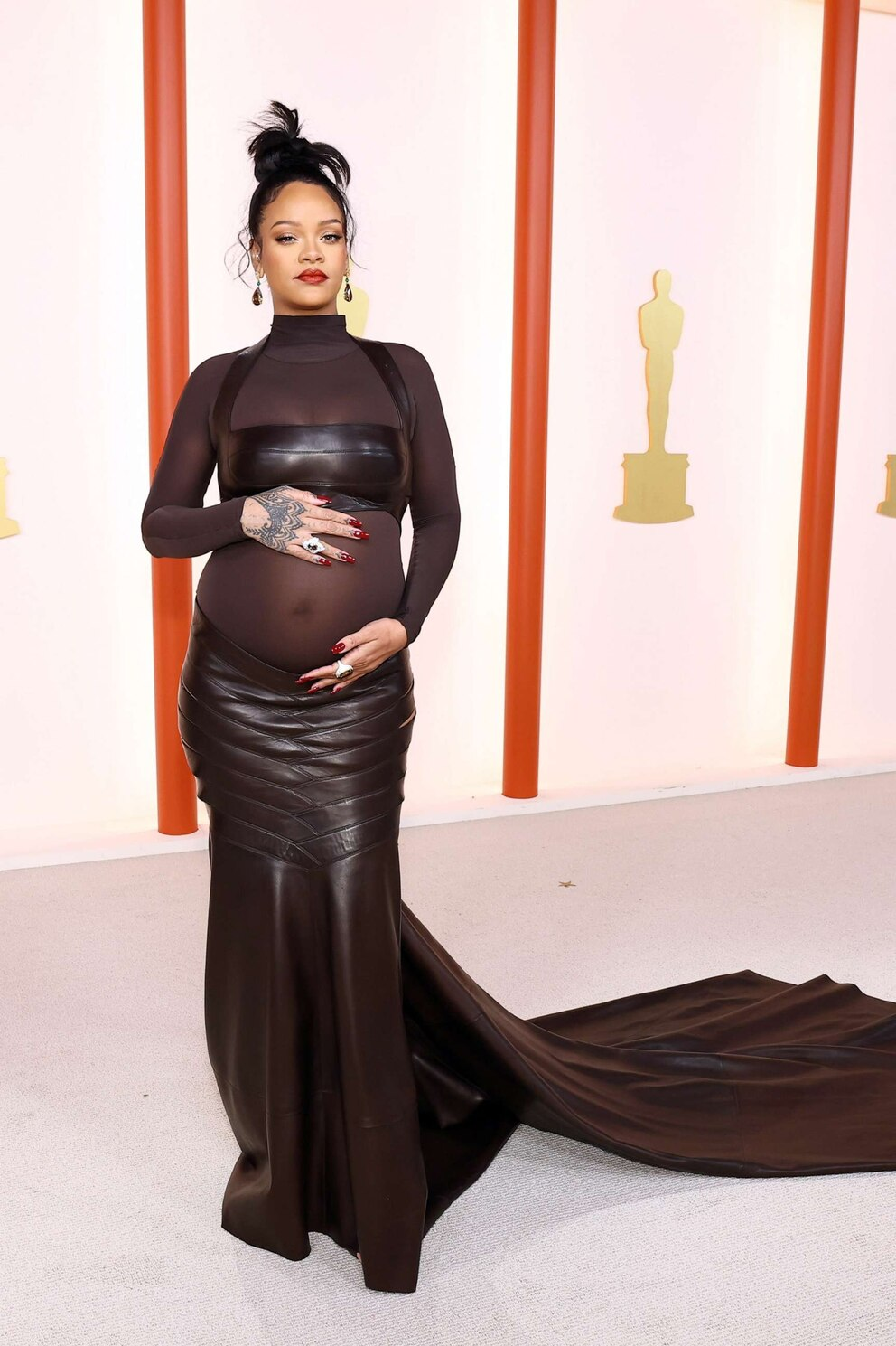 rihanna-1-oscars-gty-thg-2303121678668683845hpembed2x3-1749167115635907463615-1749174524394-174917452515673932050-1749186327851-17491863280091024237408.png