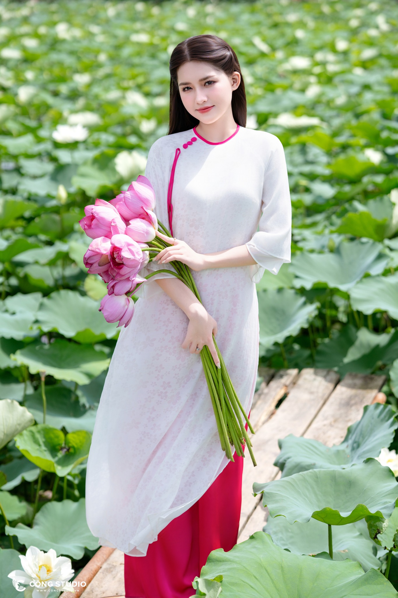 Những đầm sen đẹp nức tiếng quanh Hà Nội khiến hội sống ảo Những đầm sen đẹp nức tiếng quanh Hà Nội khiến hội sống ảo