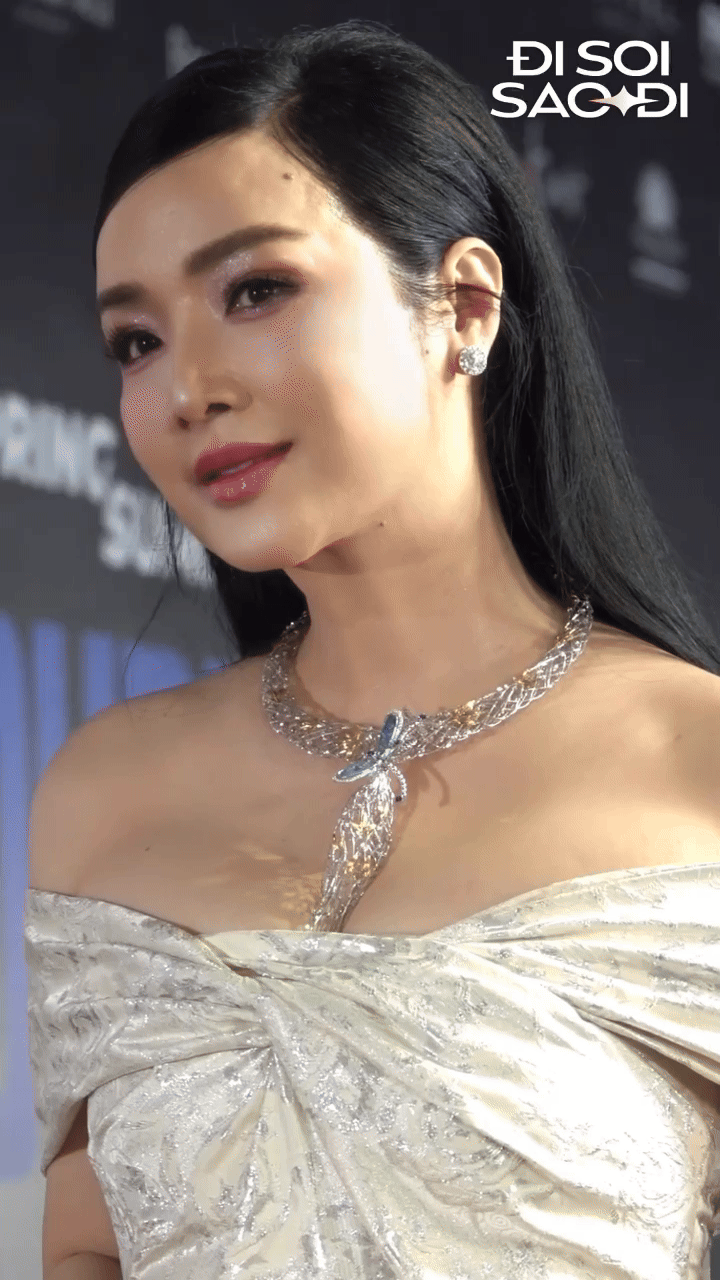 HOT: Camera siêu zoom “bóc” nhan sắc dàn mỹ nhân ở fashion week, Tiểu Vy - Nhã Phương phải dè chừng mỹ nhân U60- Ảnh 11. HOT: Camera siêu zoom “bóc” nhan sắc dàn mỹ nhân ở fashion week, Tiểu Vy - Nhã Phương phải dè chừng mỹ nhân U60- Ảnh 11.