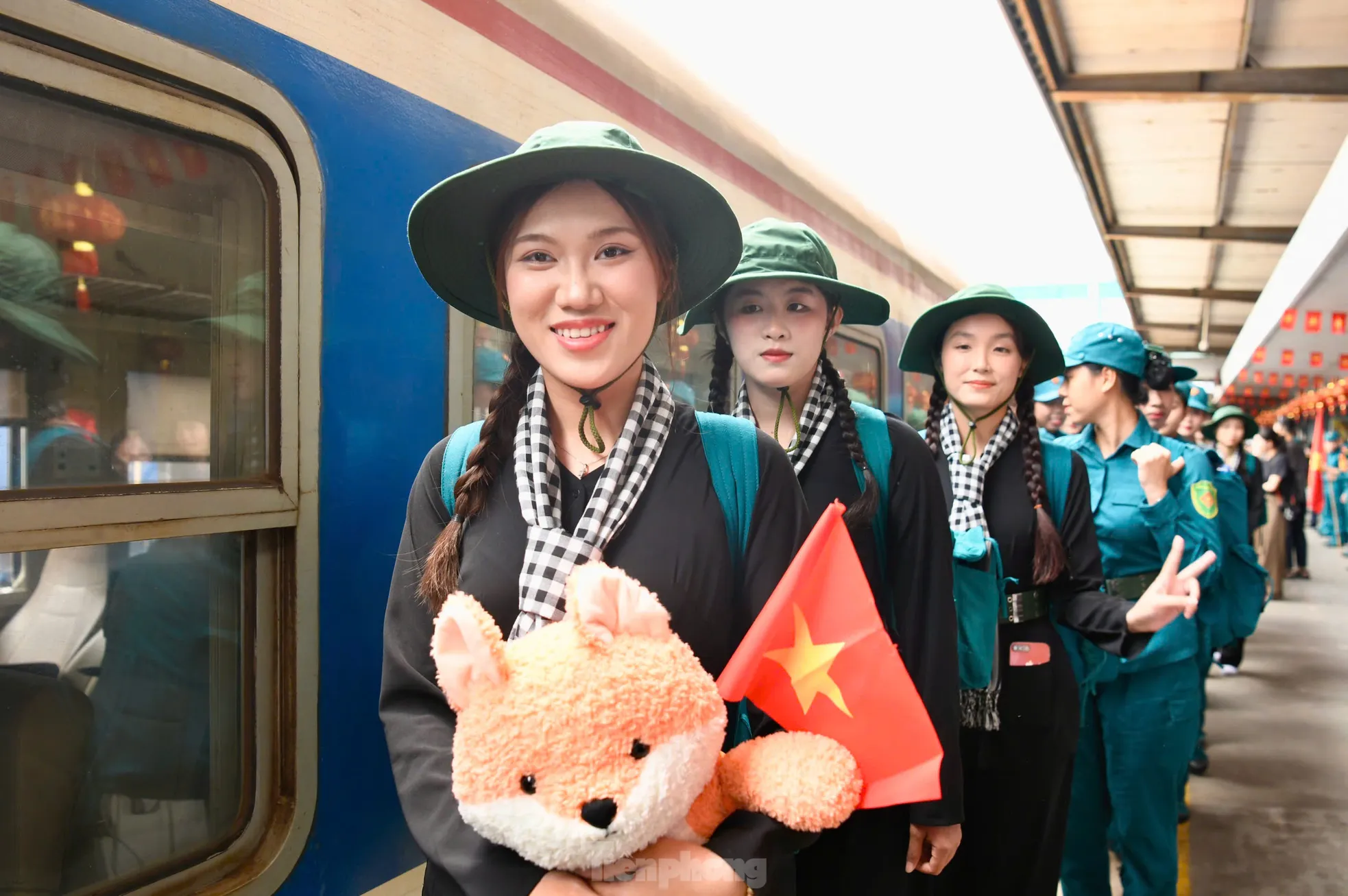 Nét đẹp nữ chiến sĩ sao vuông và du kích miền Nam trong nắng hạ Thủ đô - Ảnh 7.
