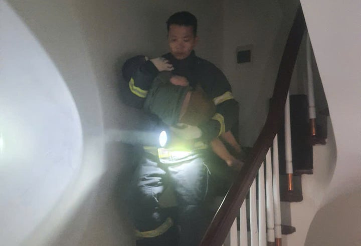 Cháy nhà trong đêm, cảnh sát giải cứu 5 trẻ thoát ra ngoài - Ảnh 1. Cháy nhà trong đêm, cảnh sát giải cứu 5 trẻ thoát ra ngoài - Ảnh 1.