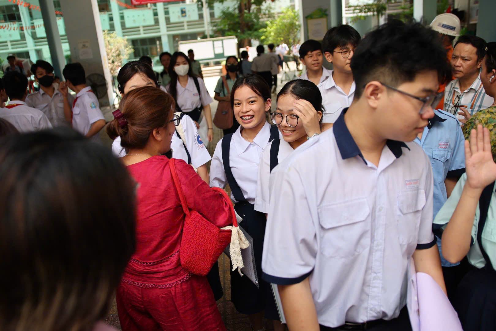 Ngày đầu thi lớp 10: Lập biên bản bất thường với 3 thí sinh - Ảnh 1. Ngày đầu thi lớp 10: Lập biên bản bất thường với 3 thí sinh - Ảnh 1.
