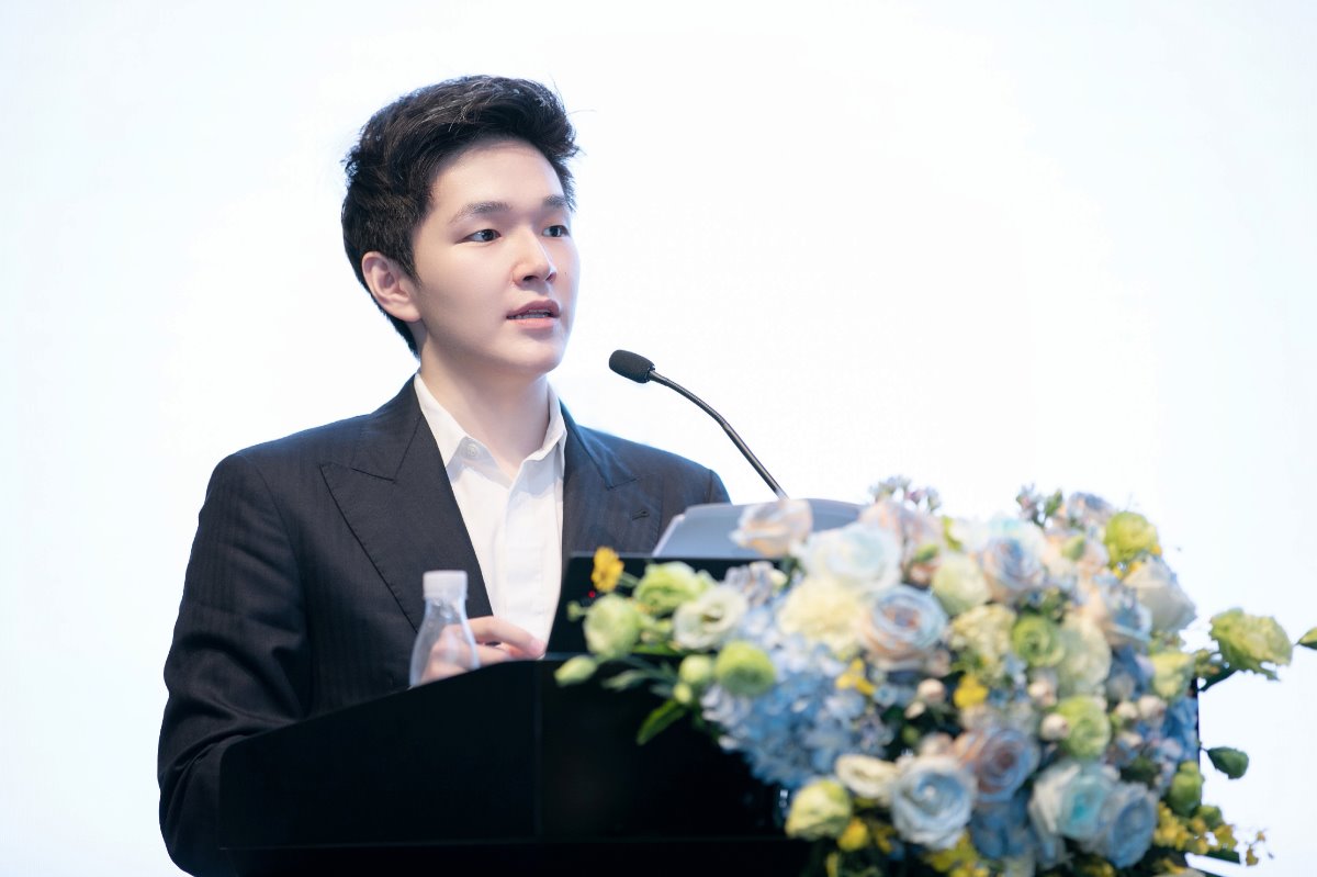 Chân dung CEO tập đoàn dược phẩm: Hóa tỷ phú chỉ sau 1 đêm, gương mặt "hack tuổi" gây sốt - Ảnh 4. Chân dung CEO tập đoàn dược phẩm: Hóa tỷ phú chỉ sau 1 đêm, gương mặt "hack tuổi" gây sốt - Ảnh 4.