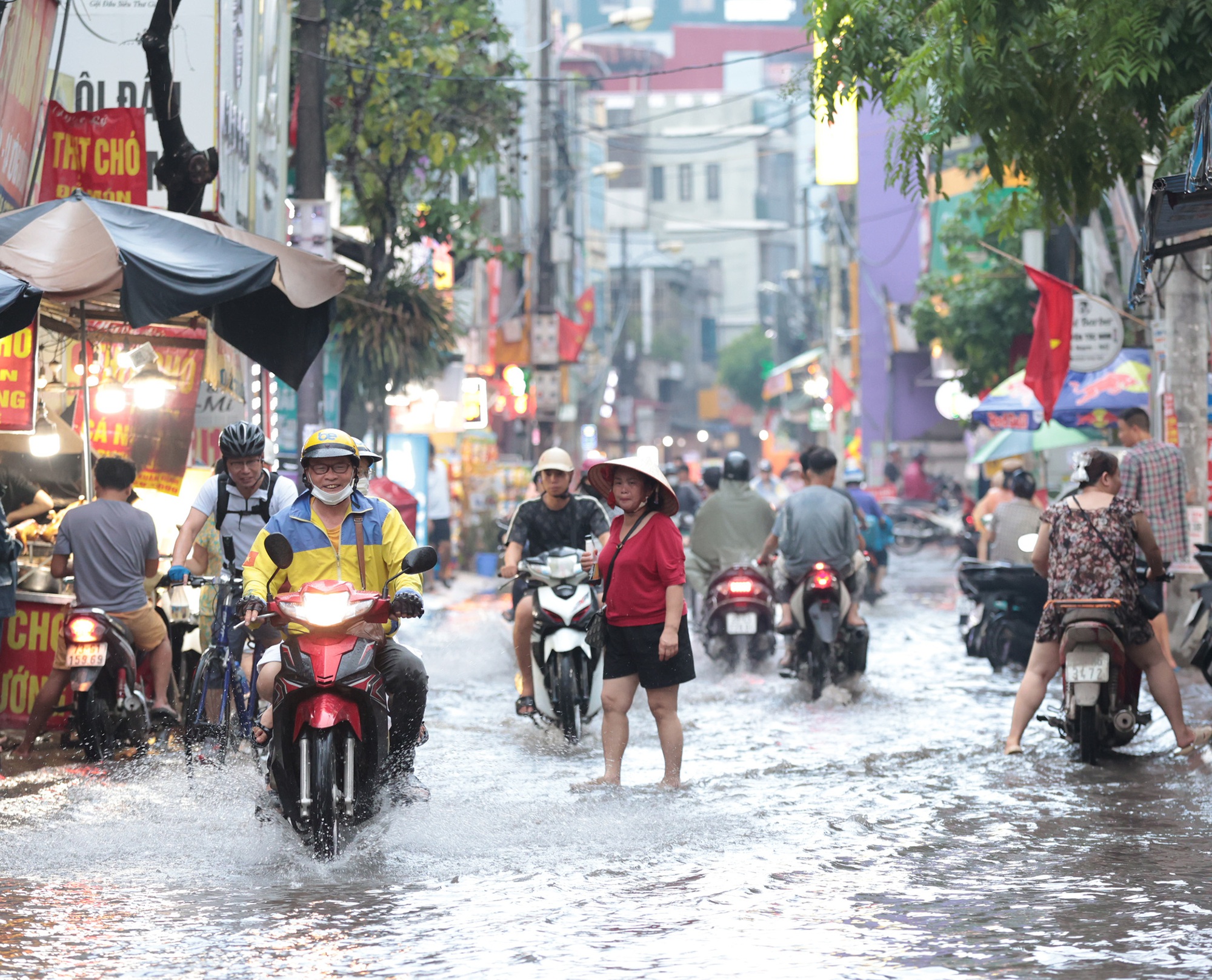 Ảnh: Mưa lớn khiến đường phố Hà Nội ngập sâu ngày cuối tuần, hàng loạt phương tiện chết máy - Ảnh 9. Ảnh: Mưa lớn khiến đường phố Hà Nội ngập sâu ngày cuối tuần, hàng loạt phương tiện chết máy - Ảnh 9.