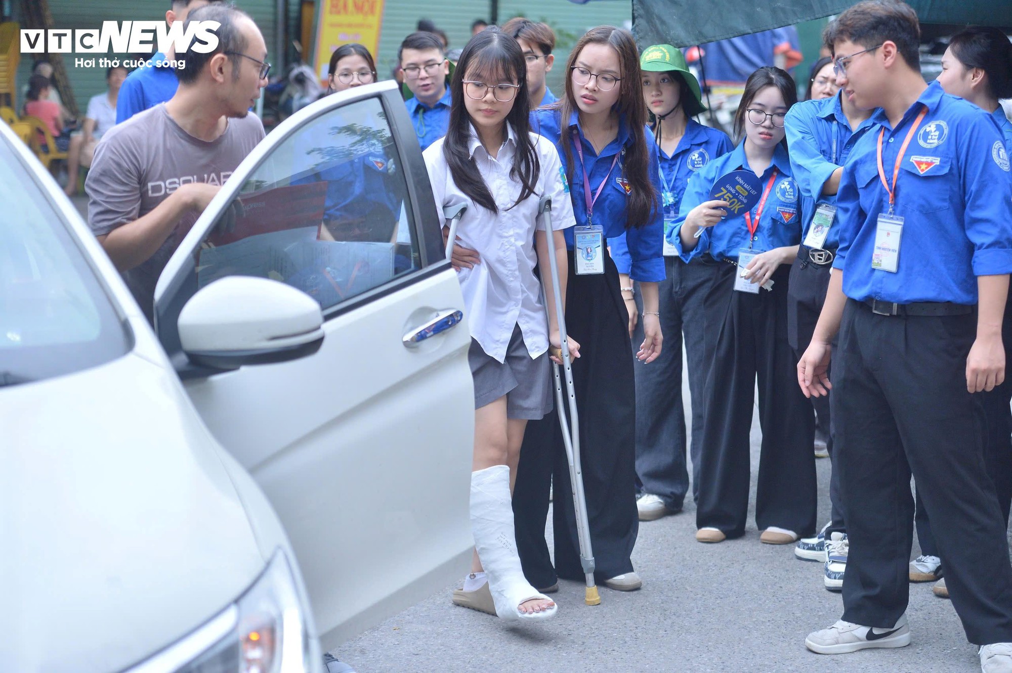 Nữ sinh nén đau chống nạng đi thi, bật khóc vì làm bài không như ý - Ảnh 4.