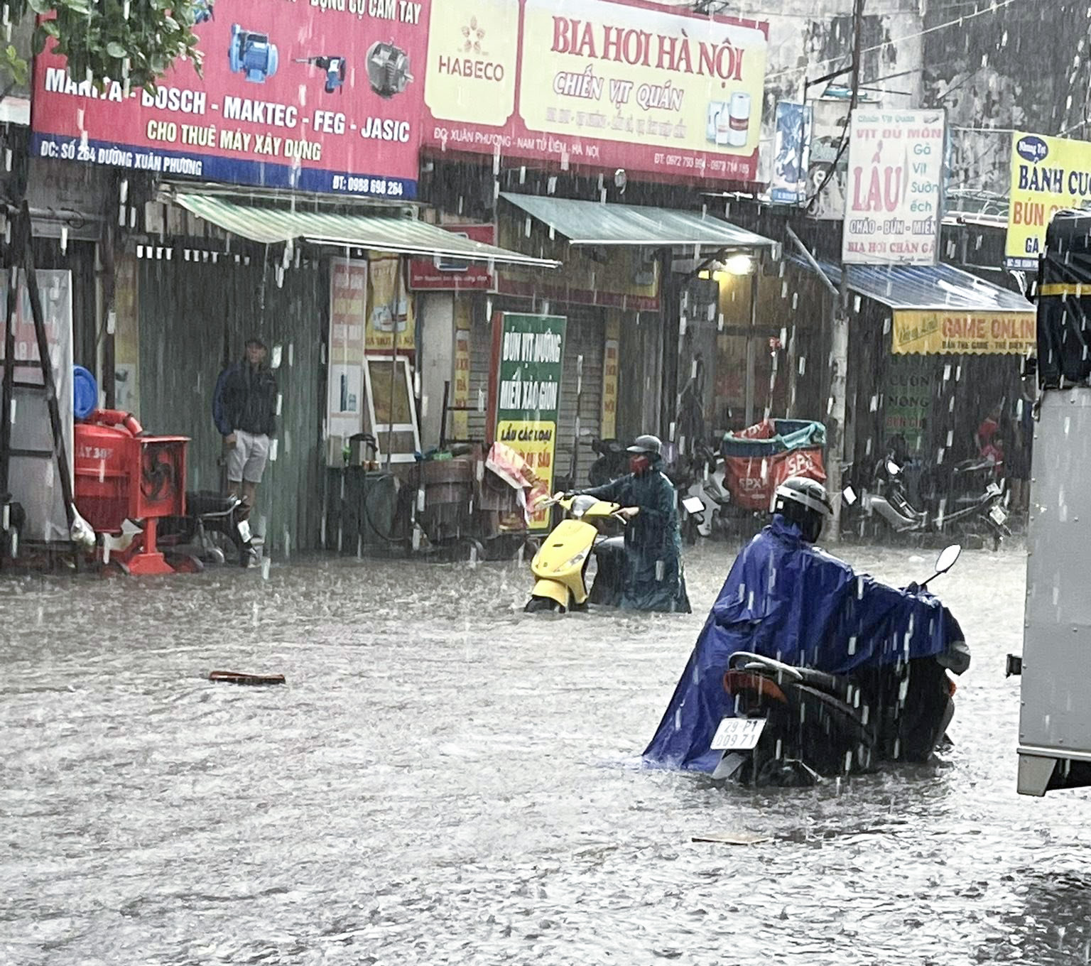 Ảnh: Mưa lớn khiến đường phố Hà Nội ngập sâu ngày cuối tuần, hàng loạt phương tiện chết máy - Ảnh 5. Ảnh: Mưa lớn khiến đường phố Hà Nội ngập sâu ngày cuối tuần, hàng loạt phương tiện chết máy - Ảnh 5.