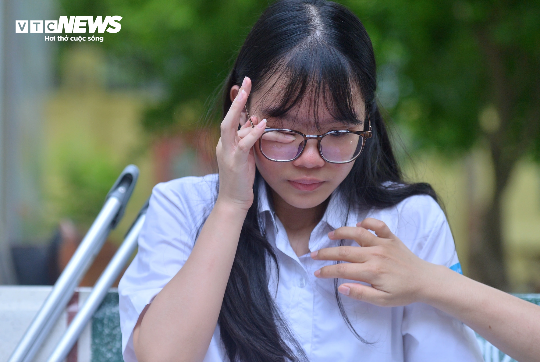 Nữ sinh nén đau chống nạng đi thi, bật khóc vì làm bài không như ý - Ảnh 3.