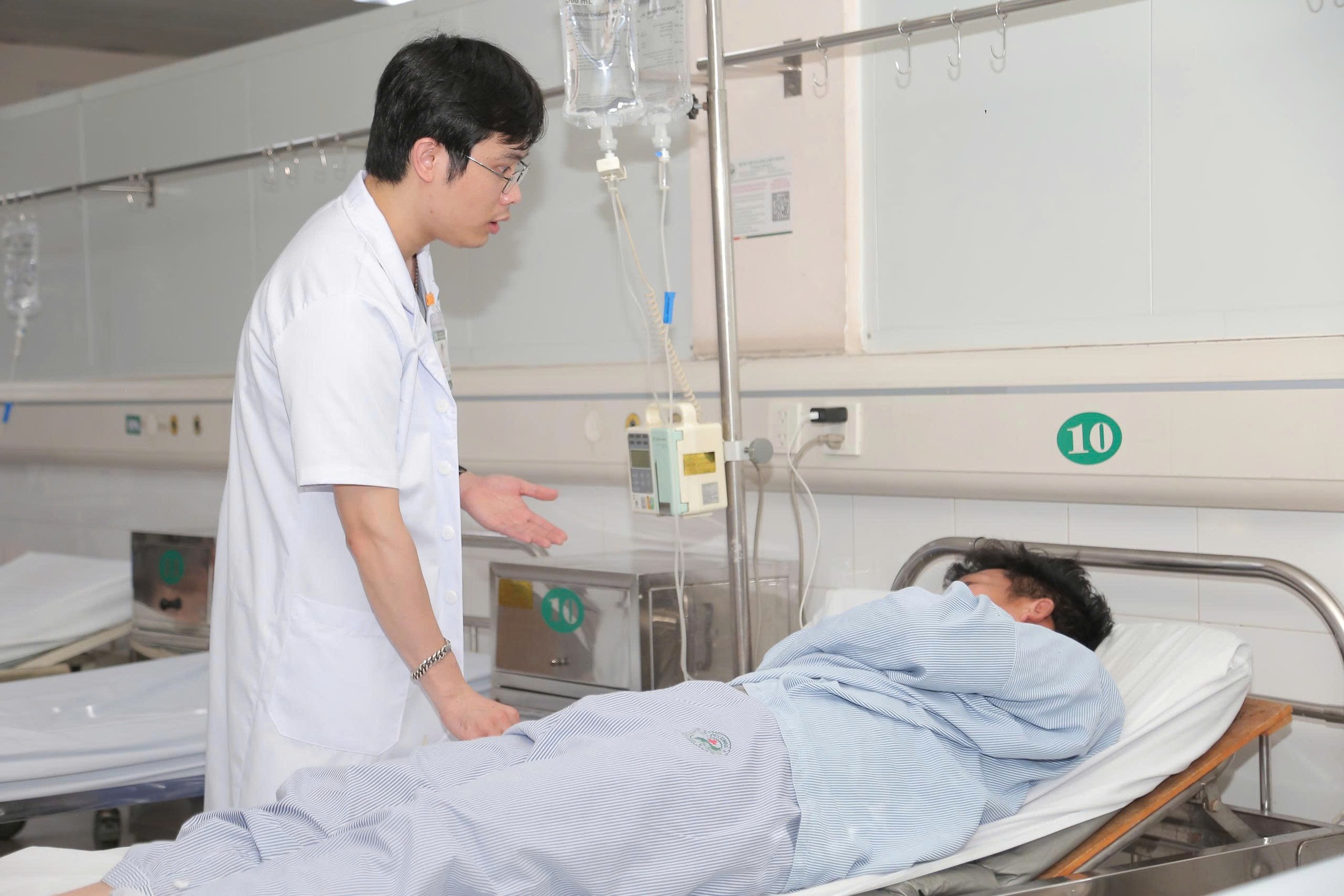 Hà Nội: Nam thanh niên suy thận cấp do mắc 1 sai lầm trong ngày nắng nóng- Ảnh 1. Hà Nội: Nam thanh niên suy thận cấp do mắc 1 sai lầm trong ngày nắng nóng- Ảnh 1.