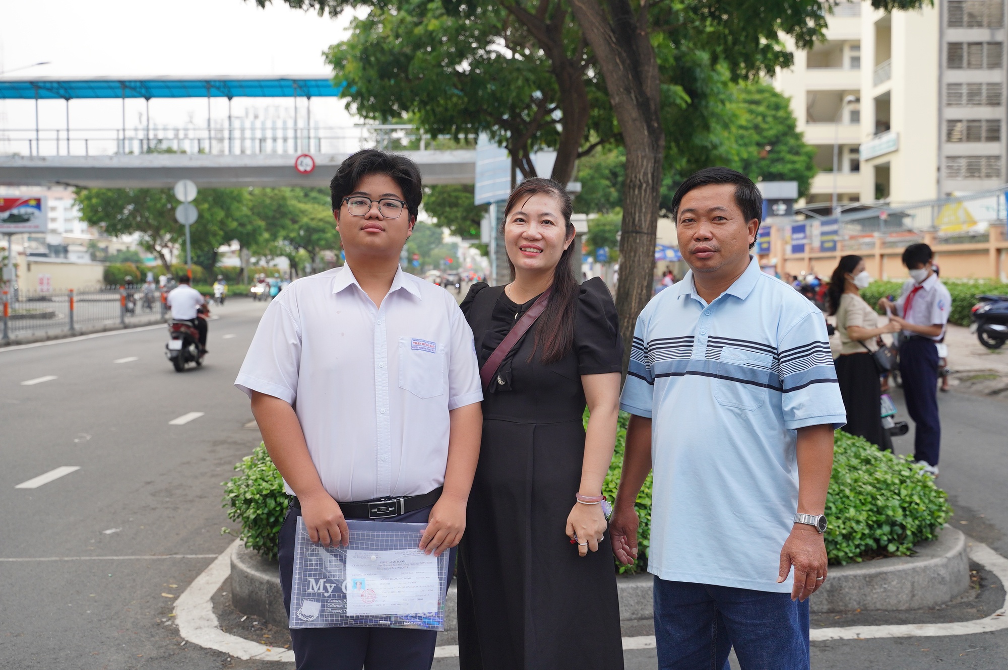 Đề Toán vào lớp 10 TP.HCM có tính phân loại cao, thí sinh kẻ cười người mếu nhưng không sao đâu: Vì thi xong rồi! - Ảnh 27. Đề Toán vào lớp 10 TP.HCM có tính phân loại cao, thí sinh kẻ cười người mếu nhưng không sao đâu: Vì thi xong rồi! - Ảnh 27.