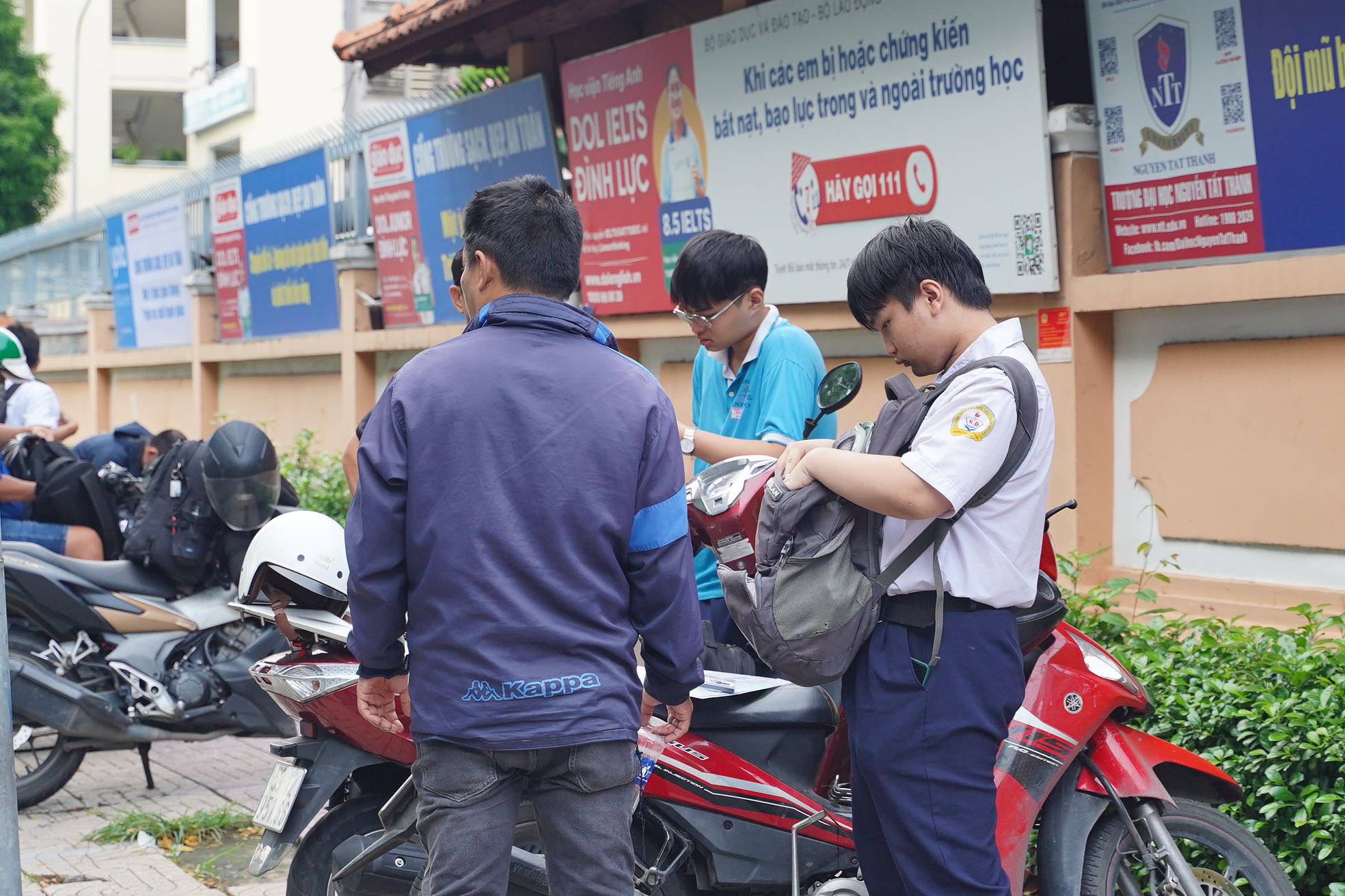 Đề Toán vào lớp 10 TP.HCM có tính phân loại cao, thí sinh kẻ cười người mếu nhưng không sao đâu: Vì thi xong rồi! - Ảnh 25. Đề Toán vào lớp 10 TP.HCM có tính phân loại cao, thí sinh kẻ cười người mếu nhưng không sao đâu: Vì thi xong rồi! - Ảnh 25.