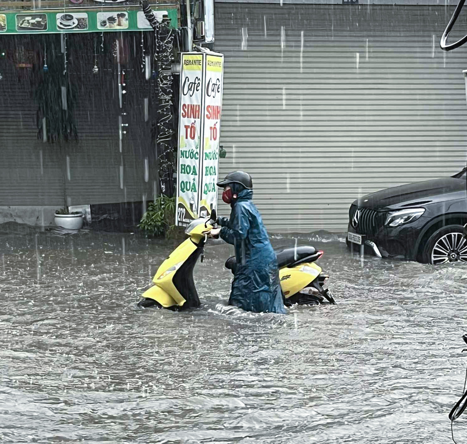 Ảnh: Mưa lớn khiến đường phố Hà Nội ngập sâu ngày cuối tuần, hàng loạt phương tiện chết máy - Ảnh 7. Ảnh: Mưa lớn khiến đường phố Hà Nội ngập sâu ngày cuối tuần, hàng loạt phương tiện chết máy - Ảnh 7.