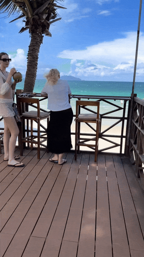 Khách Tây trầm trồ trước một bãi biển: Nước trong xanh, có người nhận xét "Bãi biển đẹp nhất Việt Nam!" - Ảnh 1. Khách Tây trầm trồ trước một bãi biển: Nước trong xanh, có người nhận xét "Bãi biển đẹp nhất Việt Nam!" - Ảnh 1.