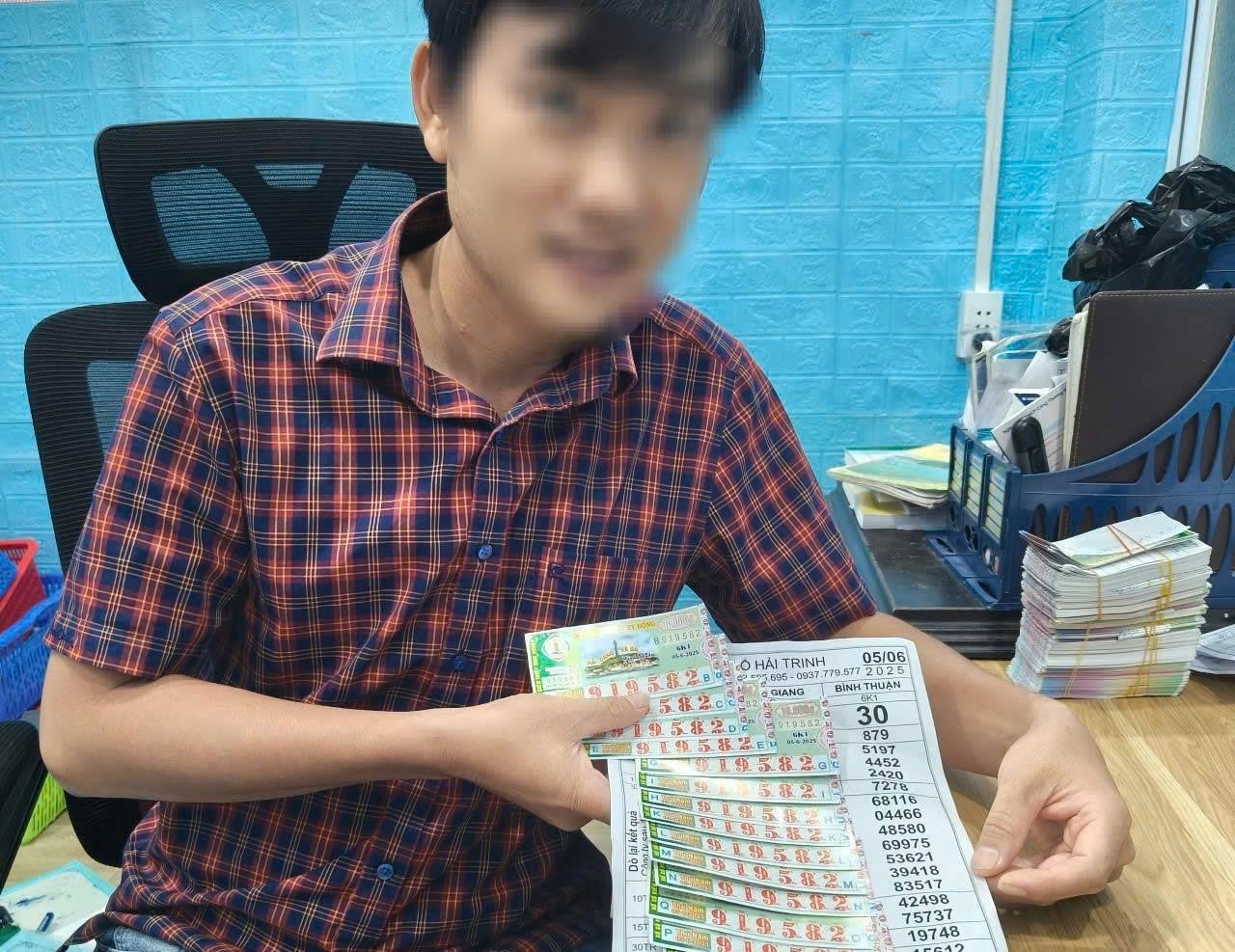 Mua vé số trên đường chạy xe máy từ TP HCM về Đắk Lắk, 1 thanh niên trúng 28 tỉ đồng - Ảnh 3. Mua vé số trên đường chạy xe máy từ TP HCM về Đắk Lắk, 1 thanh niên trúng 28 tỉ đồng - Ảnh 3.