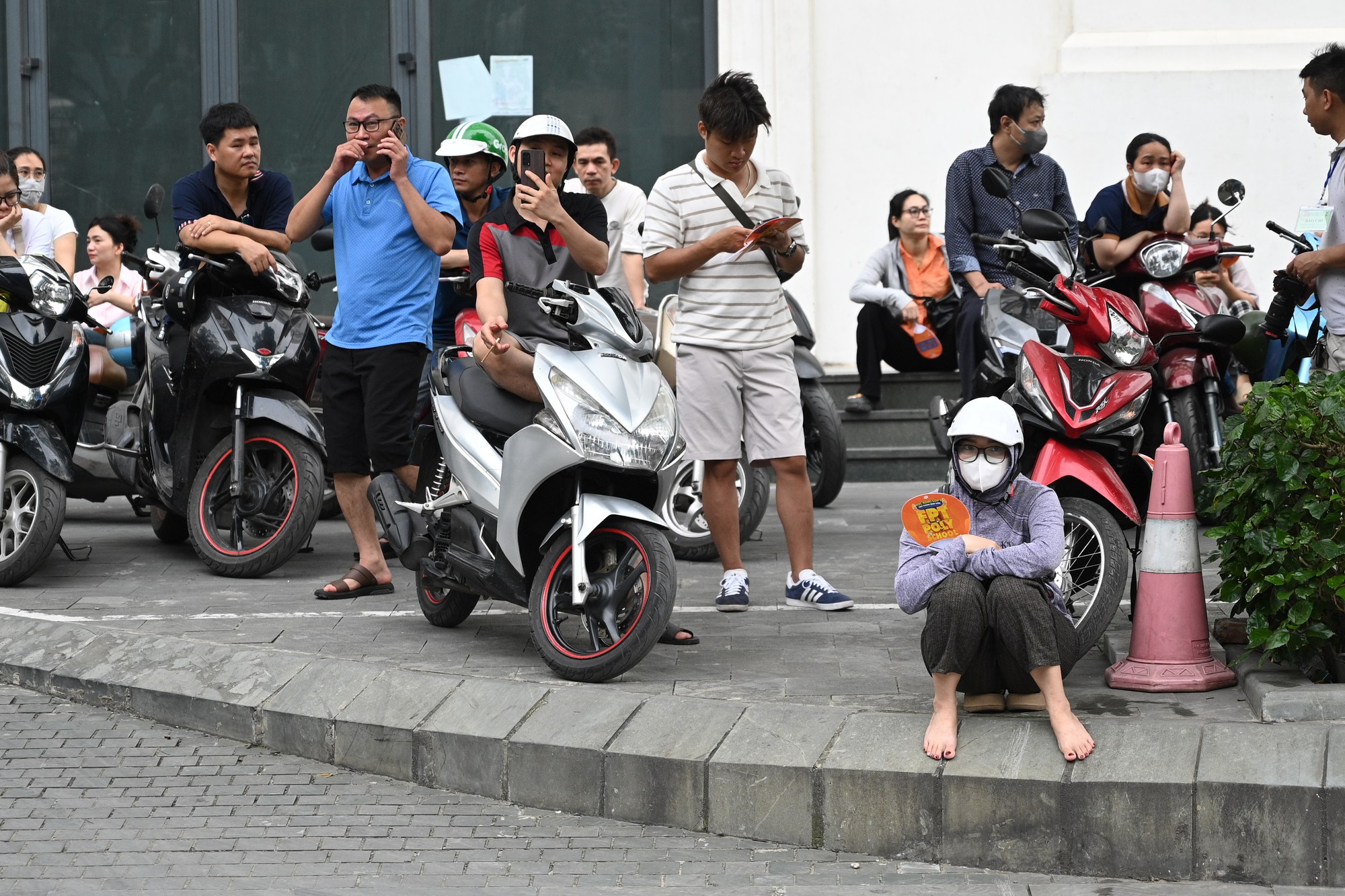 Thi vào lớp 10 Hà Nội môn đầu tiên - Ngữ văn: Chính thức hết giờ làm bài, phụ huynh hồi hộp chờ con ra - Ảnh 9. Thi vào lớp 10 Hà Nội môn đầu tiên - Ngữ văn: Chính thức hết giờ làm bài, phụ huynh hồi hộp chờ con ra - Ảnh 9.