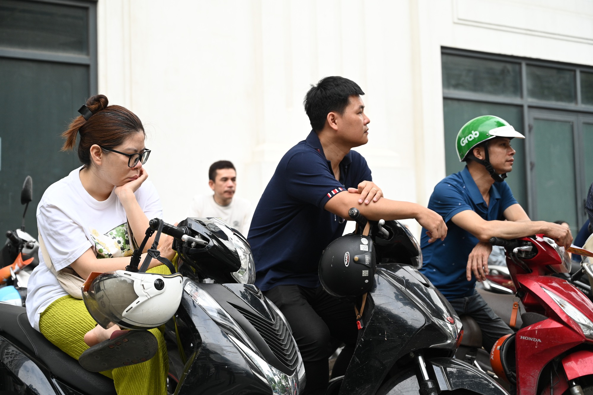Thi vào lớp 10 Hà Nội môn đầu tiên - Ngữ văn: Chính thức hết giờ làm bài, phụ huynh hồi hộp chờ con ra - Ảnh 3. Thi vào lớp 10 Hà Nội môn đầu tiên - Ngữ văn: Chính thức hết giờ làm bài, phụ huynh hồi hộp chờ con ra - Ảnh 3.