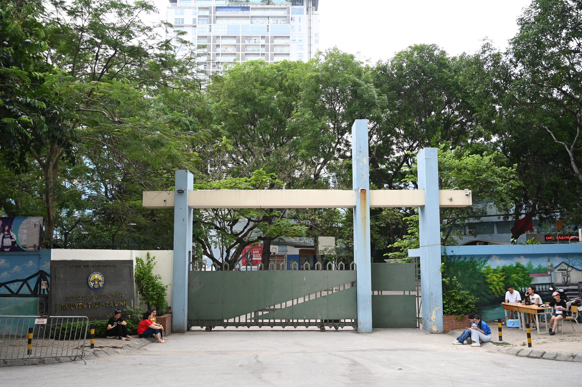 Thi vào lớp 10 Hà Nội môn đầu tiên - Ngữ văn: Chính thức hết giờ làm bài, phụ huynh hồi hộp chờ con ra - Ảnh 8. Thi vào lớp 10 Hà Nội môn đầu tiên - Ngữ văn: Chính thức hết giờ làm bài, phụ huynh hồi hộp chờ con ra - Ảnh 8.