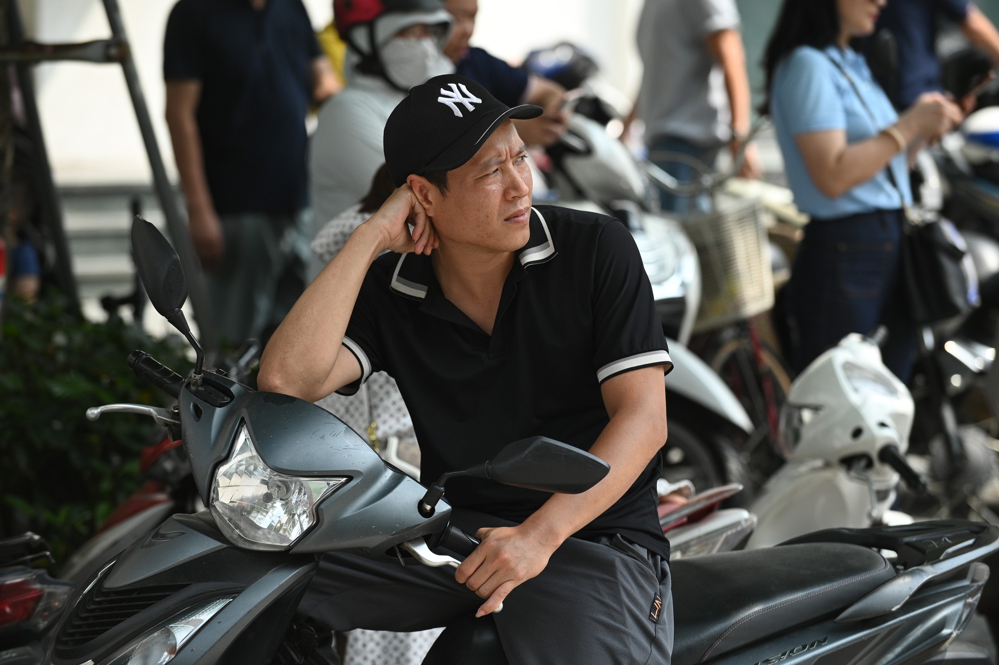 Thi vào lớp 10 Hà Nội môn đầu tiên - Ngữ văn: Chính thức hết giờ làm bài, phụ huynh hồi hộp chờ con ra - Ảnh 7. Thi vào lớp 10 Hà Nội môn đầu tiên - Ngữ văn: Chính thức hết giờ làm bài, phụ huynh hồi hộp chờ con ra - Ảnh 7.