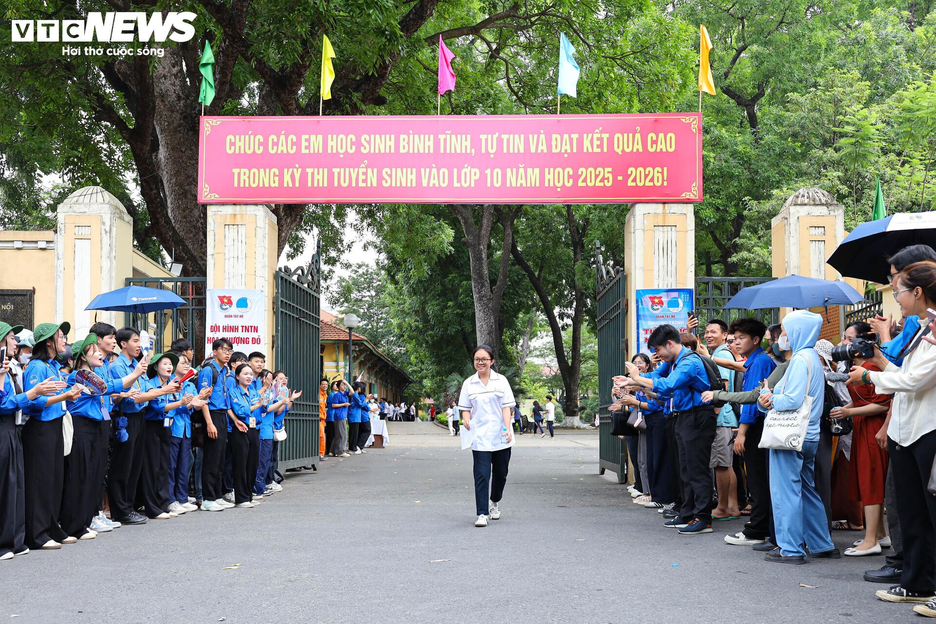'Trúng tủ đề', thí sinh viết liền 8 trang giấy, nắm chắc 8 điểm trong tay - Ảnh 1. 'Trúng tủ đề', thí sinh viết liền 8 trang giấy, nắm chắc 8 điểm trong tay - Ảnh 1.